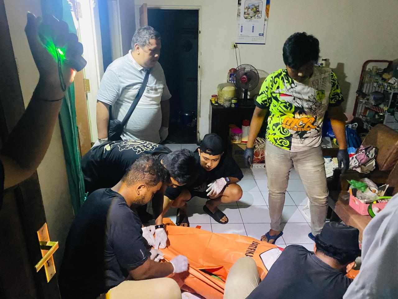 TEMUAN: Warga Jalan Samsudin Aman, Kelurahan Menteng, mendadak gempar. Lantaran, tubuh renta seorang lansia, berumur 72 tahun, berinisial&nbsp;&nbsp;RD ditemukan tak bernyawa, Kamis (24/5).