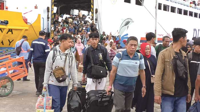 MENDARAT: Para penumpang kapal Dharma Kencana III dari Pelabuhan Tanjung Perak Surabaya tujuan Pelabuhan Panglima Utar Kumai, belum lama tadi.