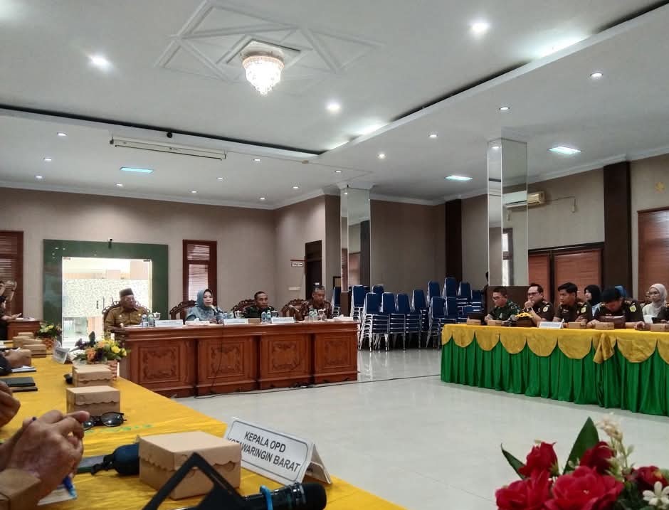 RAPAT: Bupati Kobar dan Wakil Bupati Kobar saat Rakor bersama satgas PKH di aula Sangga Banua Kantor Bupati Kobar&nbsp;