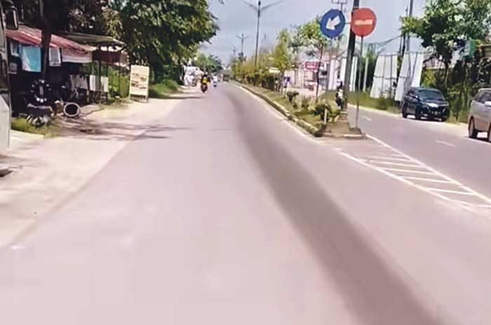 Nampak bekas ceceran solar di Jalan Ahmad Yani, Kelurahan Baru, Kecamatan Arut Selatan, Kabupaten Kotawaringin Barat, Jumat (25/4).