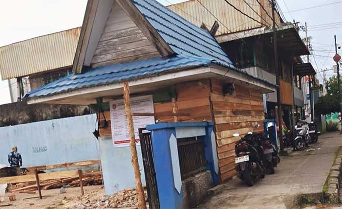Halte di eks terminal Jalan Pangeran Antasari, Kelurahan Raja, Kecamatan Arut Selatan, Kabupaten Kobar yang beralih fungsi menjadi gudang material, Jumat (25/4).