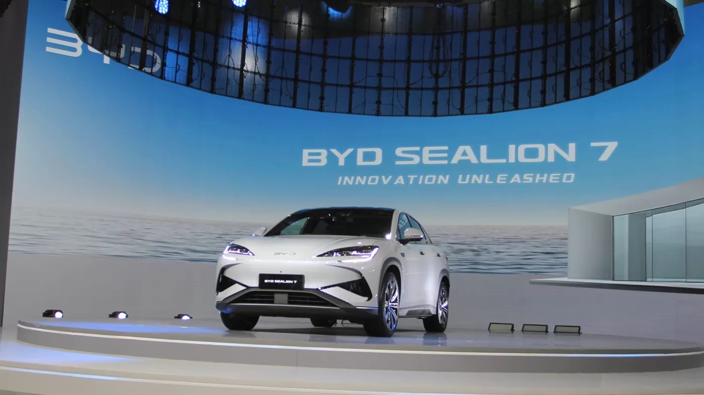 BYD Sealion 7 resmi diperkenalkan untuk pasar otomotif di Indonesia pada IIMS 2025. (Dery Ridwansah/ JawaPos.com)
