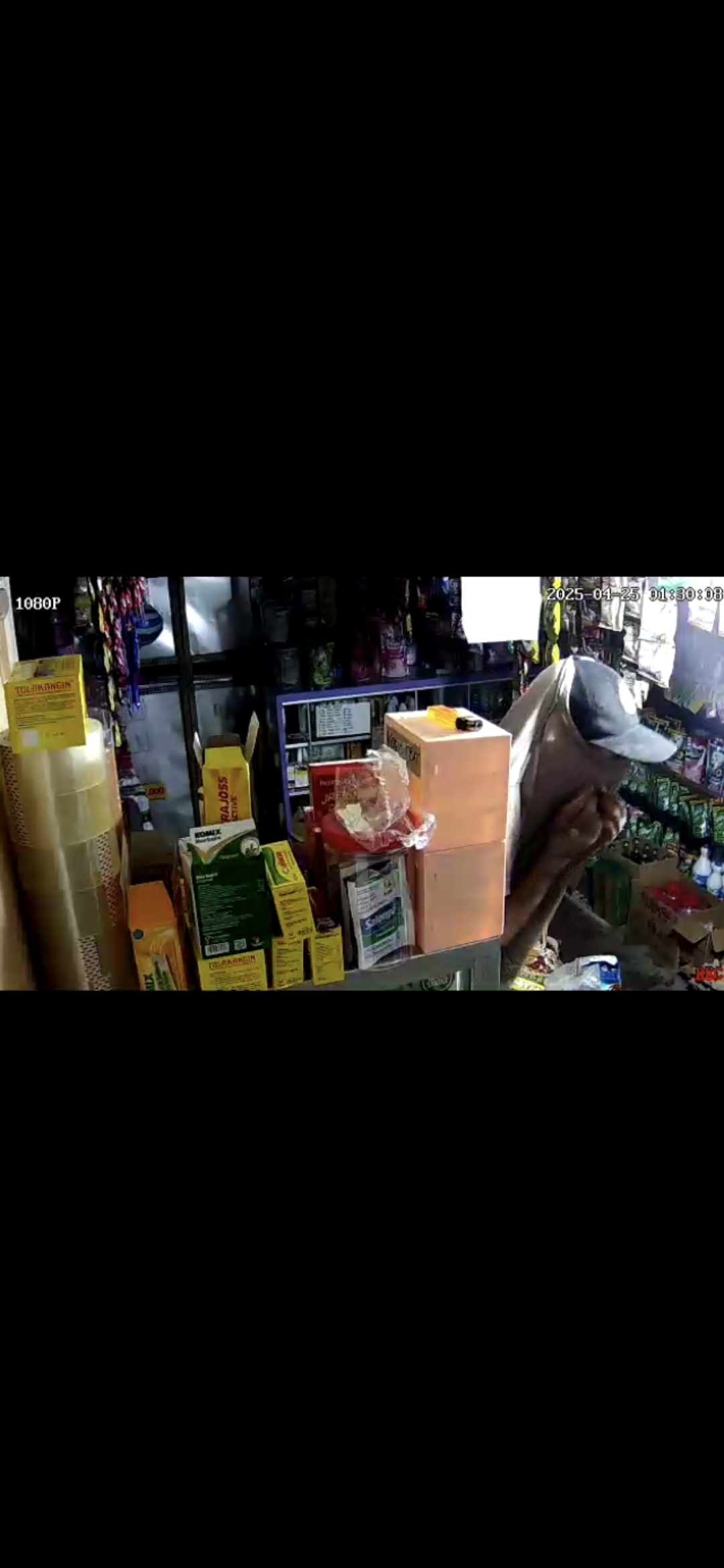 Seorang pemuda tertangkap kamera CCTV saat mebobol toko sembako di Jalan Pinang IV, Kecamatan MB Ketapang, Sampit, Sabtu (26/4) dini hari.