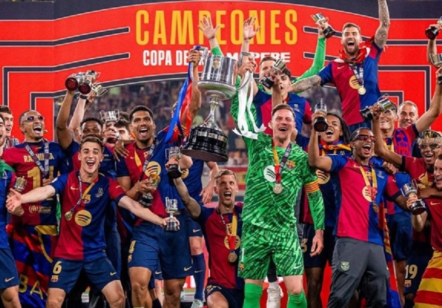 Para pemain Barcelona saat menjuarai Copa del Rey 2025, setelah memenangi laga El Classico.
