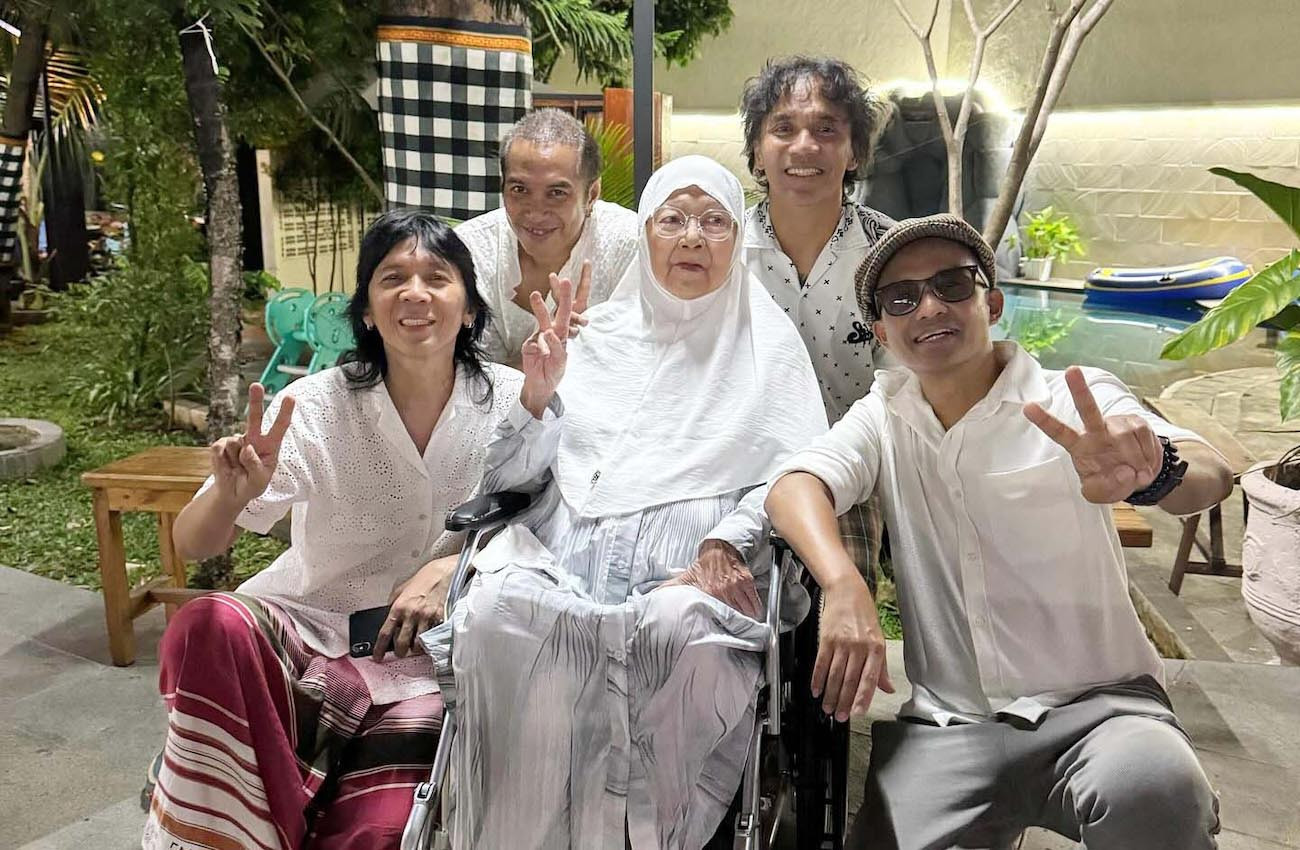 SOSOK PENTING: Para personel  Grup Band Slank, bersama Bunda Iffet semasa masih hidup