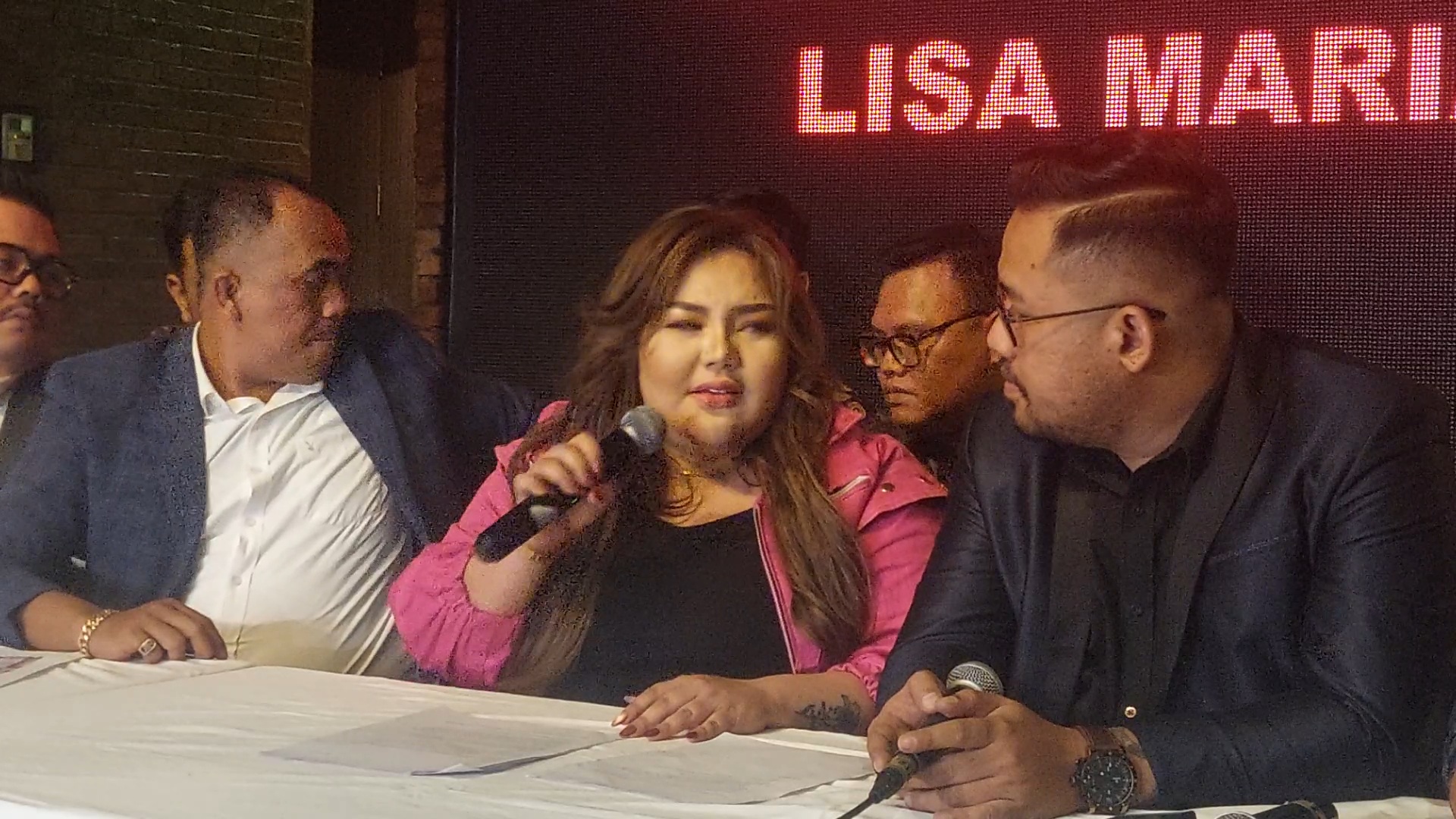 Lisa Mariana saat menggelar jumpa pers, belum lama tadi.