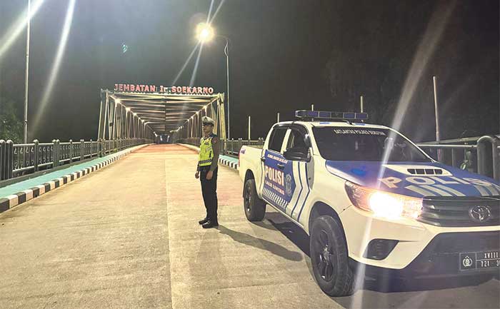 PATROLI: Personel Satlantas Polres Seruyan melaksanakan patroli malam di jembatan Soekarno, Kuala Pembuang. M. RIFANI DEWANTARA/RADAR SAMPIT