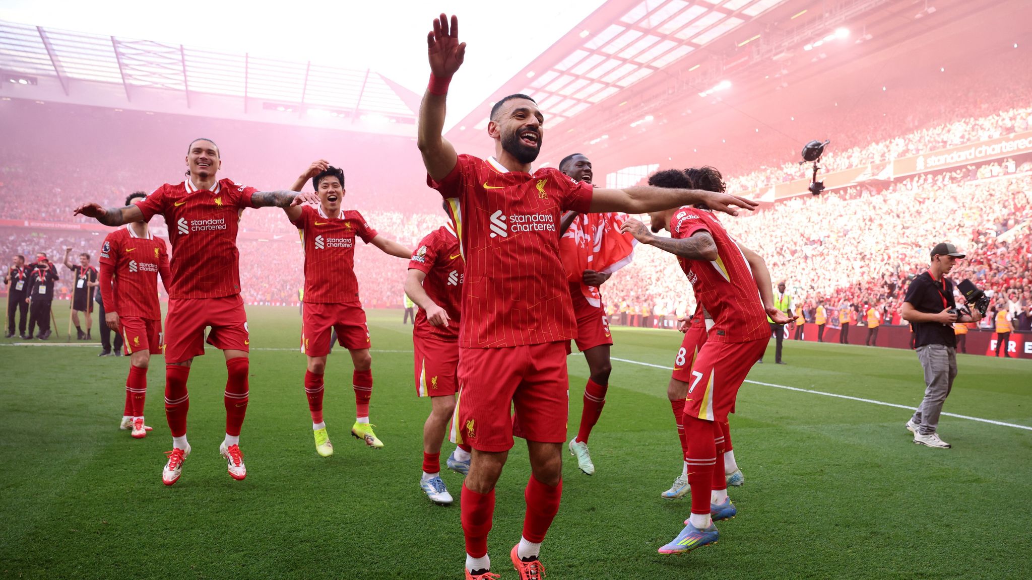 Striker Liverpool Mohamed Salah dan rekan-rekannya berselebrasi  di Stadion Anfield, setelah memastikan mereka menjuarai liga paling populer di dunia, Minggu (27/4).