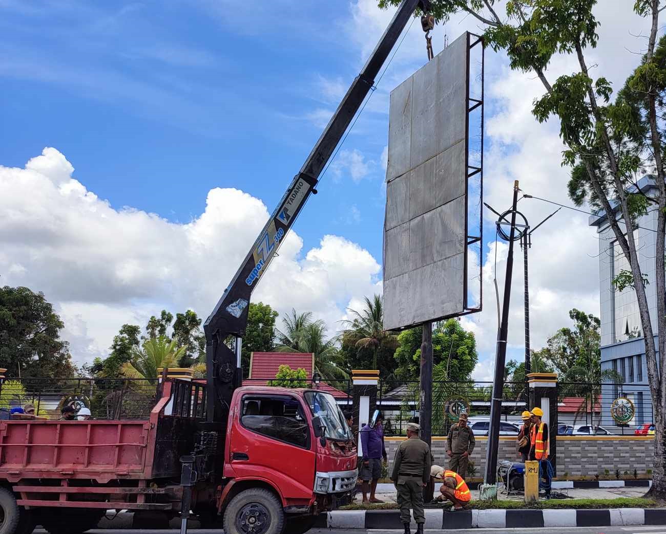 Penertiban papan reklame tak berizin di seputar Kota Palangka Raya beberapa waktu lalu oleh Pemkot setempat.