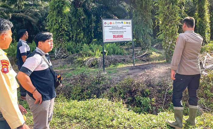 PATROLI : Personel Polsek Seruyan Tengah melaksanakan patroli keamanan pasca Penertiban Kawasan Hutan (PKH) di salah satu PBS. IST/RADAR SAMPIT