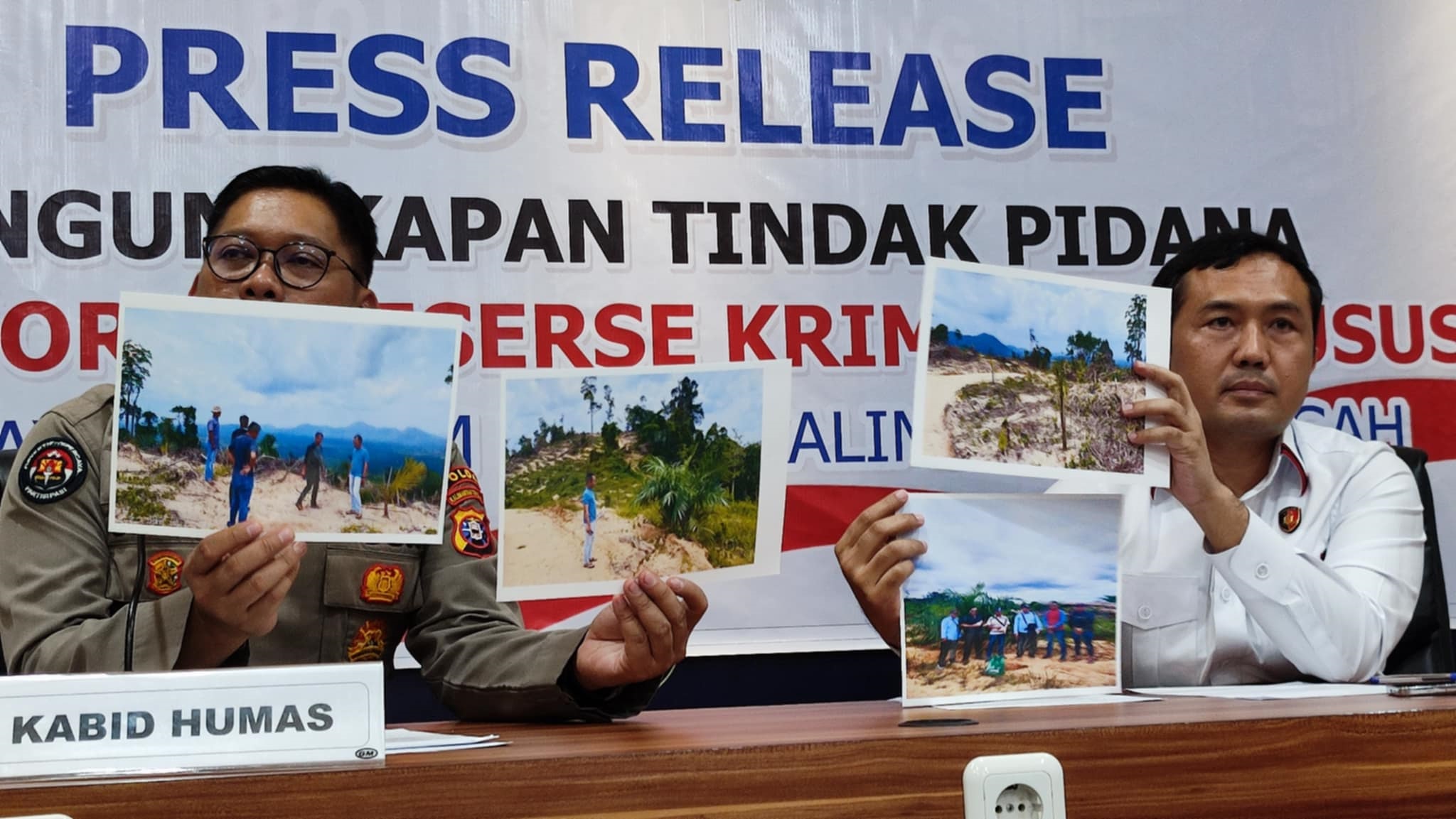 PERKARA LINGKUNGAN: Dirreskrimsus Polda Kalteng Kombes Pol Rimsyahtono dan Kabid Humas Polda Kalteng Kombes Pol Erlan Munaji saat memperlihatkan foto lokasi pembabatan hutan.&nbsp;DODI/RADAR SAMPIT