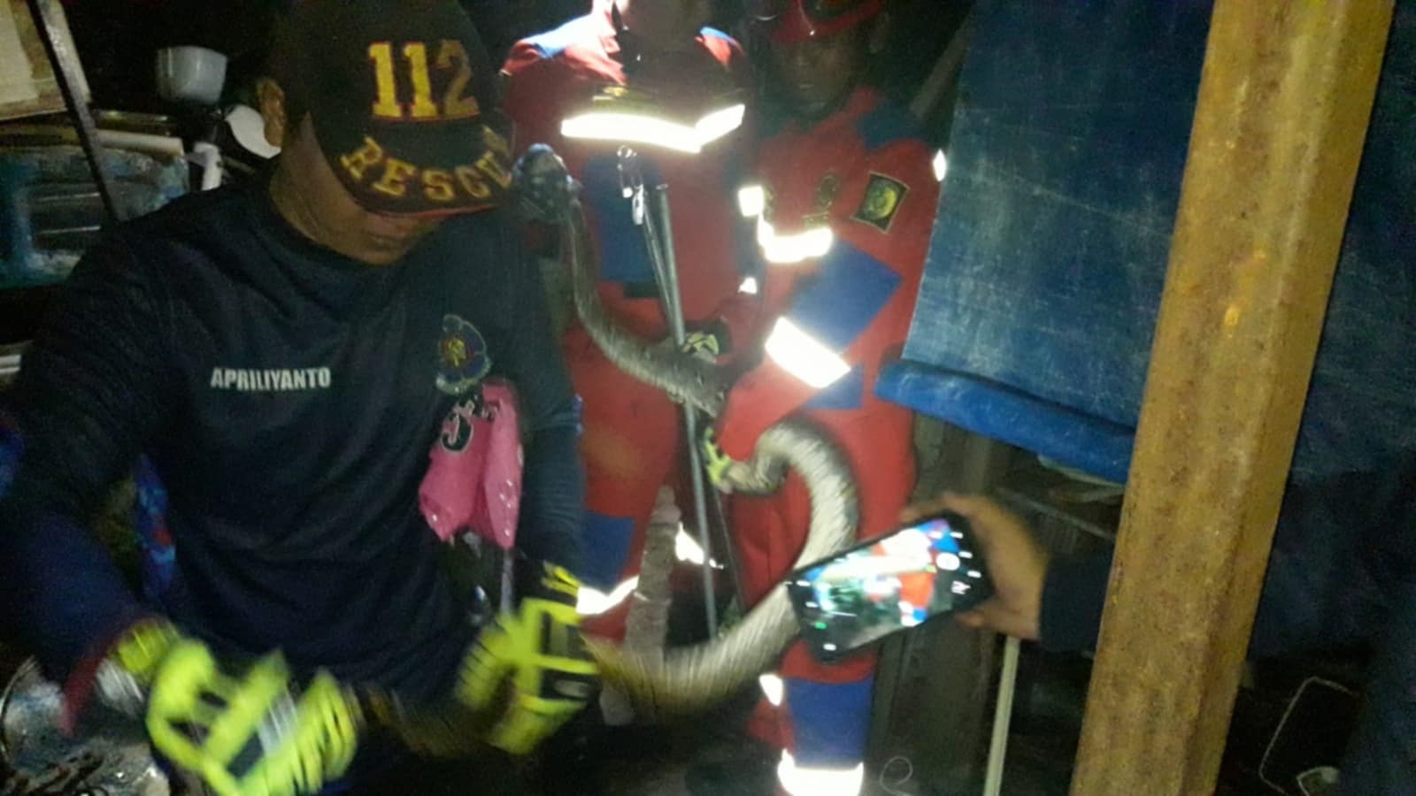 Tim Rescue Damkar Kota Palangka Raya saat melakukan penangan kemunculan ular berbahaya di wilayah pemukiman dalam Kota Palangka Raya.