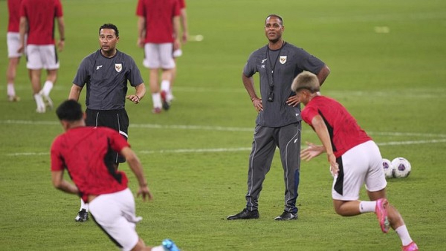 Pelatih timnas Indonesia Patrick Kluivert saat mengawasi para pemain berlatih.