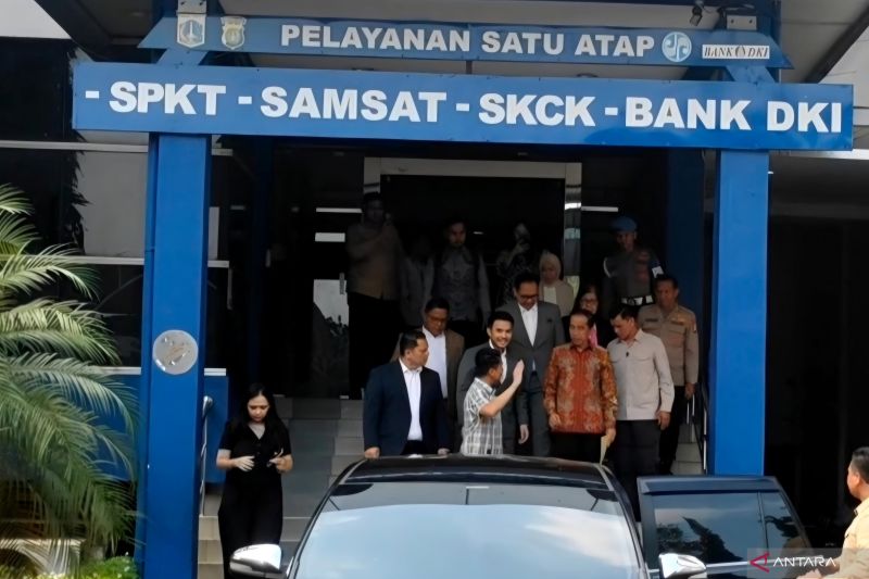 Presiden ketujuh RI Joko Widodo (batik kecoklatan) saat keluar dari SPKT Polda Metro Jaya, Rabu (30/4/2025). ANTARA/Ilham Kausar