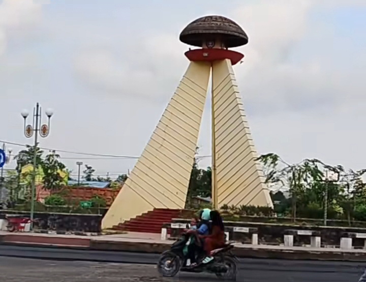 DIASPAL: Pengaspalan jalan Bundaran Tudung saji, Kelurahan Baru Kecamatan Arut Selatan, Kabupaten Kotawaringin Barat, Selasa (29/4).