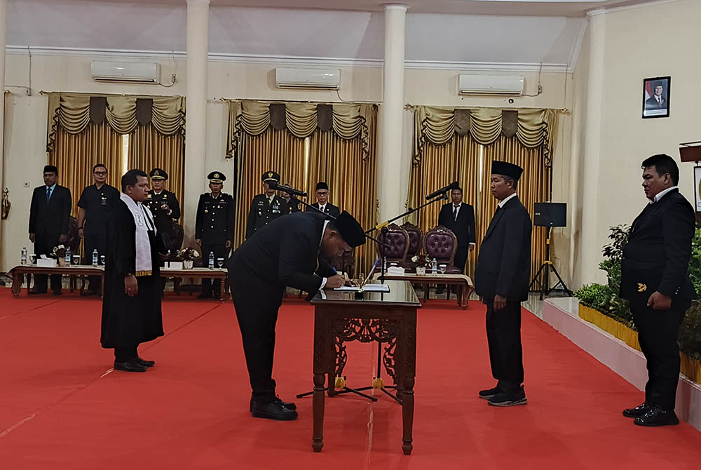 LANTIK: Indra Kusuma Huda, politikus Golkar, saat dilantik menjadi anggota DPRD Lamandau menggantikan kolega separtainya, Budiman.&nbsp;IST/RADAR SAMPIT