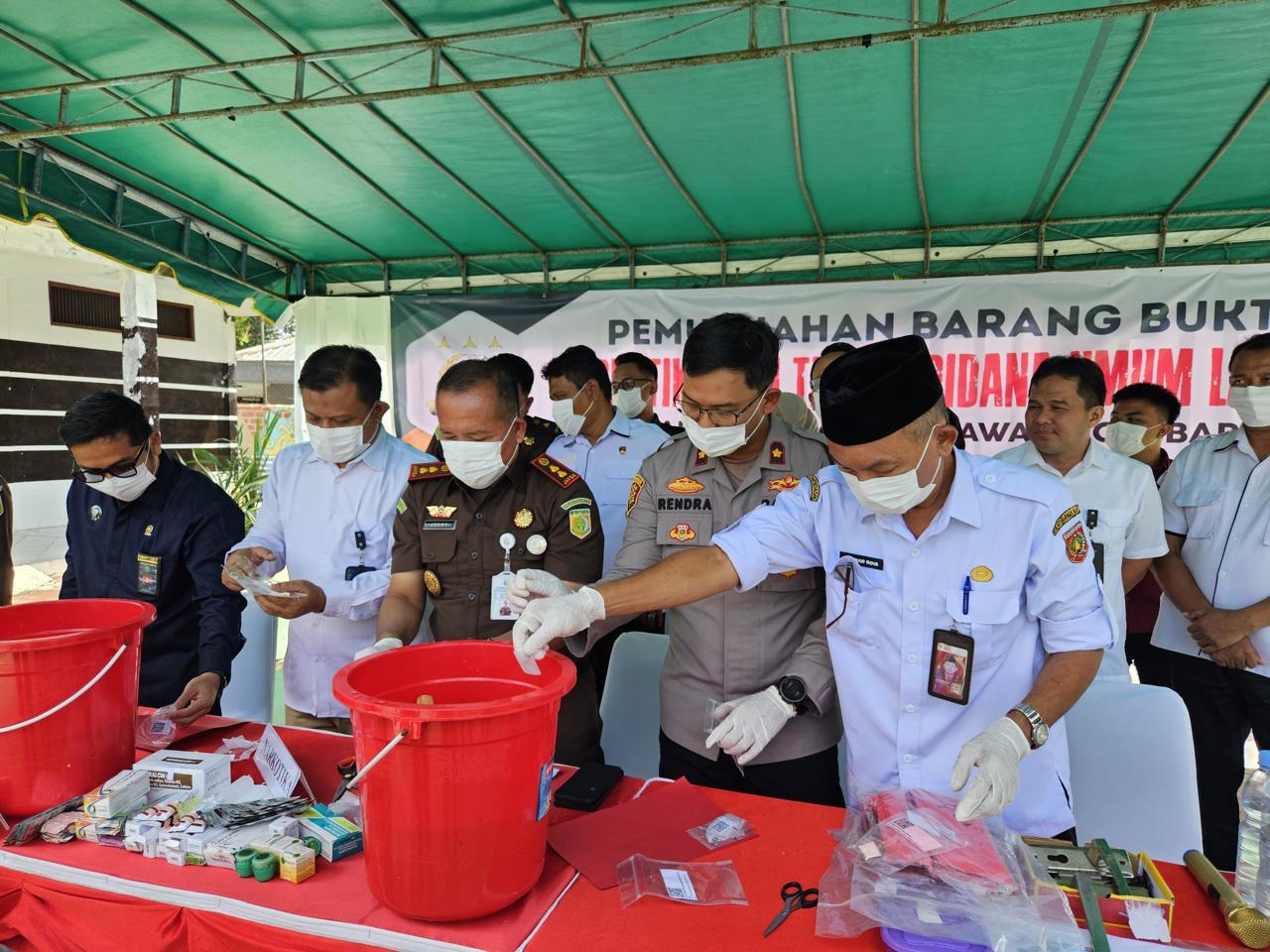 Pemusnahan barang bukti oleh kejaksaan negeri kobar pada kasus yang telah inkrah. (Syamsudin/Radar Sampit)