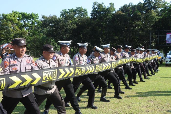 LATIHAN : Polres Lamandau latihan pengamanan Hari Buruh. RIA MEKAR ANGGREANY/RADAR SAMPIT