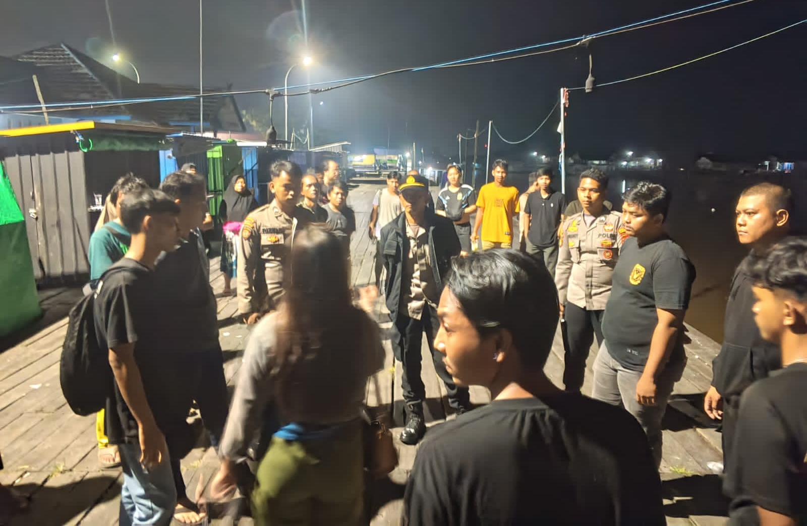 Personel Damkar dan unsur penyelamat lainnya saat siaga di Dermaga Pasar Indra Sari, Kelurahan Baru, Kecamatan Arut Selatan, Kabupaten Kobar, Selasa (29/4).