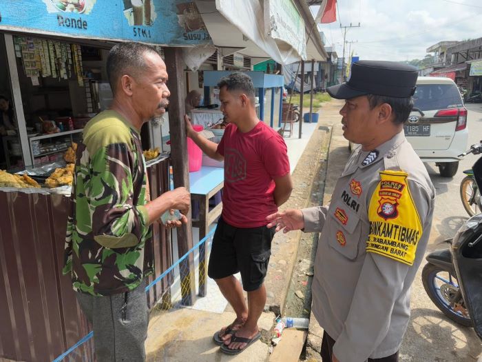 SAMBANG : Bhabinkamtibmas Polres Gumas patroli menyambangi warga untuk memberikan imbauan Kamtibmas, Rabu (30/4/2025). HUMAS POLRES GUMAS FOR RADAR SAMPIT