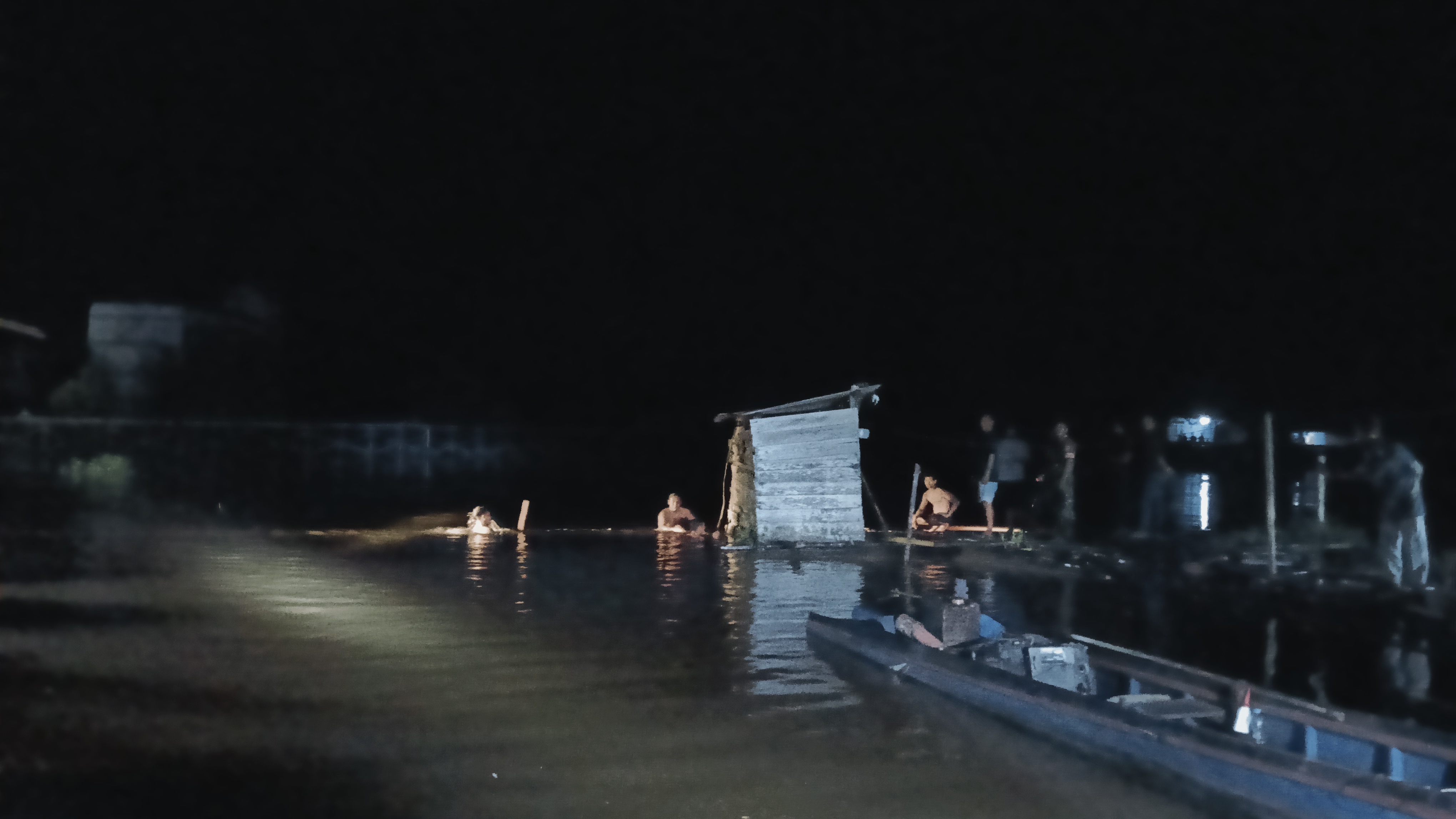 Proses pencarian Ridho yang diduga tenggelam di Sungai Arut RT 16, Kelurahan Baru, Kecamatan Arsel, Kamis (1/5).