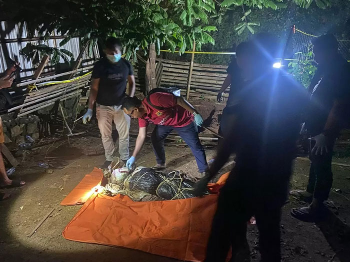 EVAKUASI : Jenazah Dwi Hastuti yang dicor di belakang rumah orang tua J di Dusun Brubuh RT 04 RW 01 Desa Ngadirojo Lor, Kecamatan Ngadirojo, Wonogiri, dievakuasi Kamis (1/5/2025) dini hari.