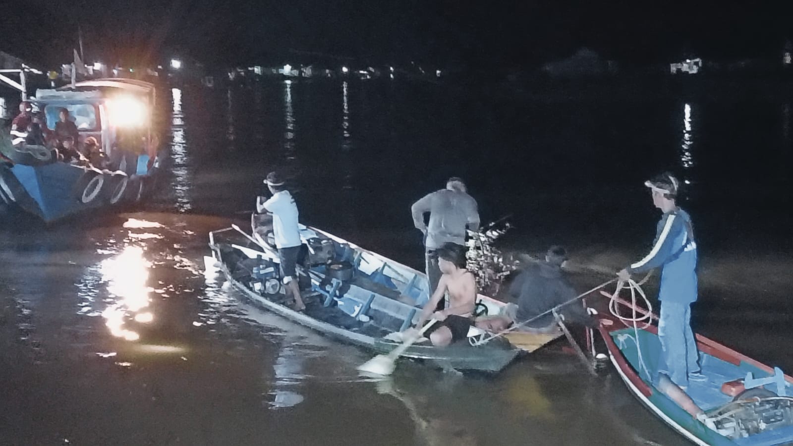 PENCARIAN: Warga yang turut membantu pencarian dengan memancing menggunakan tanaman berduri jenis cakar elang, Kamis (1/5) pukul 20.49 WIB. (Sulistyo/Radar Sampit)