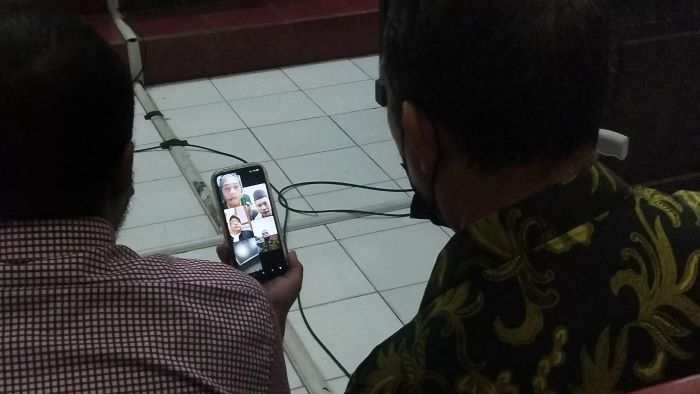 Persidangan perkara scamming atas pemesanan PSK dan VCS. (SHOLEH HILMI QOSIM/JAWA POS)