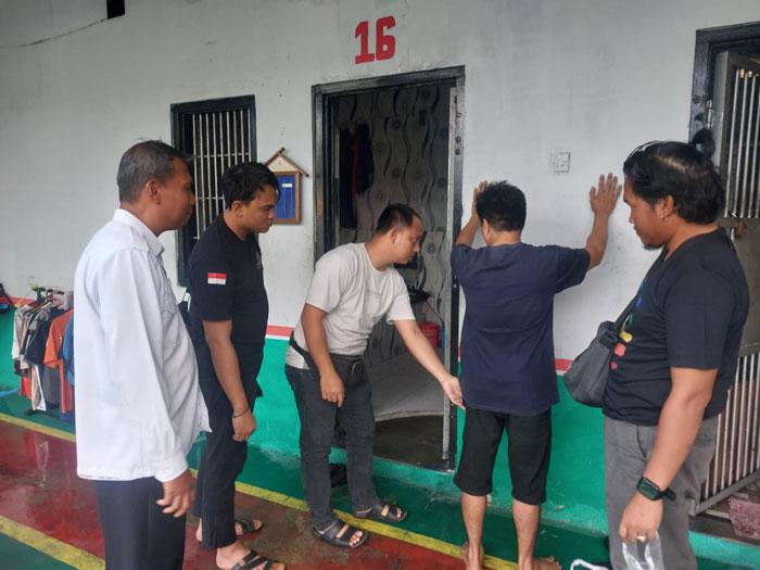 GELEDAH : Personel Satresnarkoba Polresta Palangka Raya menggeledah tersangka F, narapidana yang kedapatan menyimpan sabu-sabu di dalam Rutan Kelas IIA, Palangka Raya, Rabu (30/4/2025).