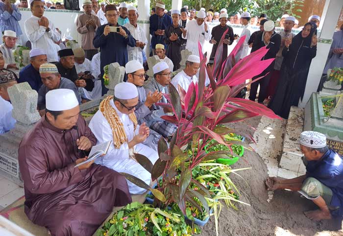 DIMAKAMKAN: Pemakaman Almarhum Haji Anang Sulaiman di pekarangan rumahnya di Jalan Parto Muksin, Samuda, Kamis (1/5) pagi.