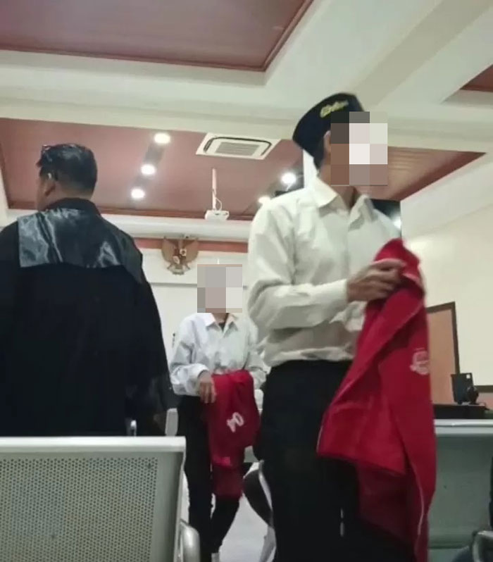 DIKY PUTRA SANSIRI/RADAR SIDOARJO NEKAT: Sepasang suami istri menjalani persidangan di Pengadilan Negeri Sidoarjo.