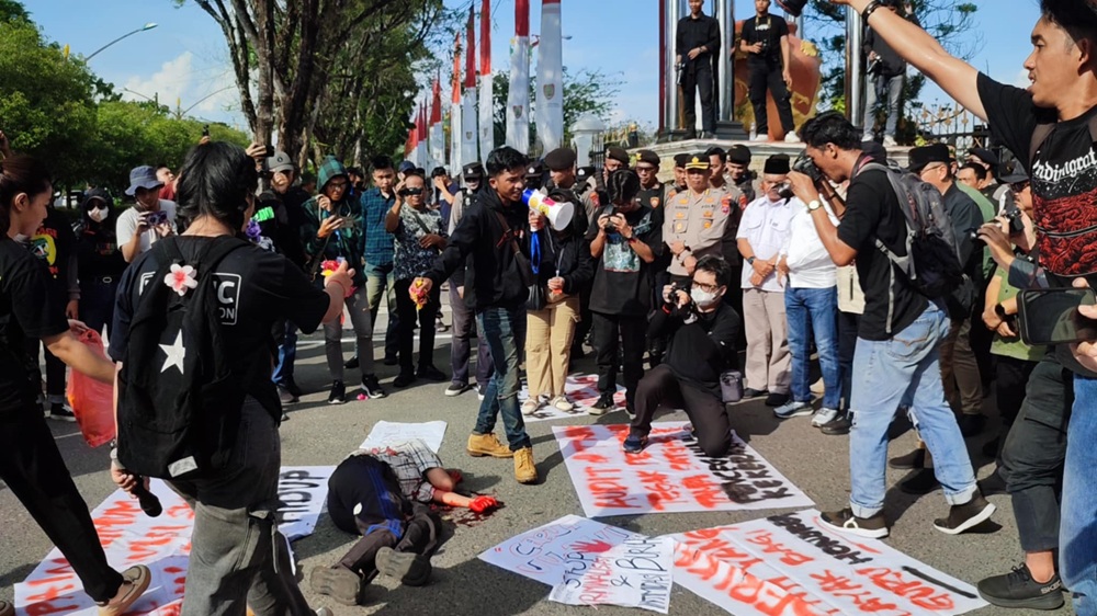 AKSI DAMAI: Aliansi Gerakan Buruh Bersama Rakyat Kalteng melakukan aksi di Kantor Gubernur Kalteng, Kamis (1/5).&nbsp;DODI/RADAR SAMPIT