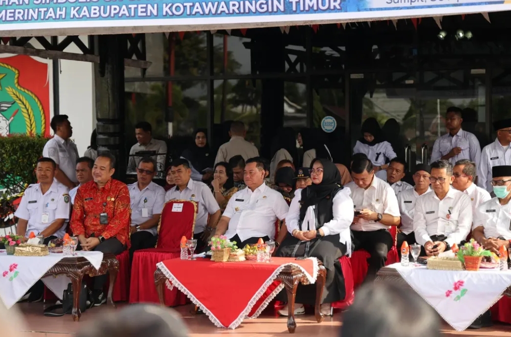 PELEPASAN PNS: Bupati-Wakil Bupati Kotim beserta pejabat BKN dan pejabat di lingkungan Pemkab Kotim saat menghadiri pelepasan PNS yang purna tugas, Rabu (30/4).&nbsp;IST/RADAR SAMPIT