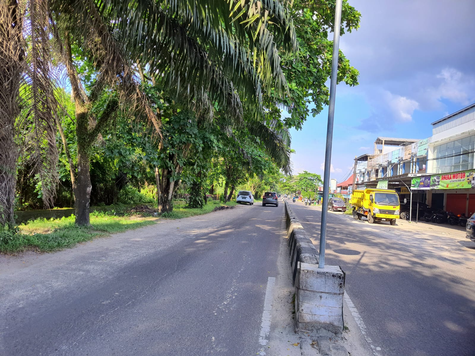 Jalan Pemuda Kota Sampit yang akan dipasangi Penerangan Jalan Umum (PJU) setelah bertahun-tahun hanya jadi wacana. (Heny/Radar Sampit)