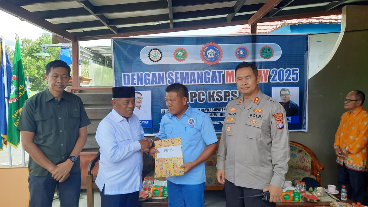 HARI BURUH: Ketua Konfederasi Serikat Pekerja Seluruh Indonesia (KSPSI) Kobar Kosim Hidayat sampaikan petisi ke Wakil Bupati Kobar&nbsp;Kamis (1/5).