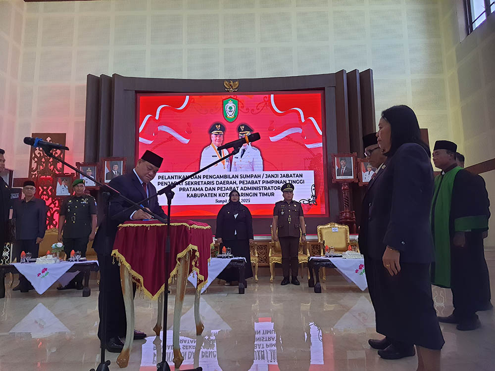 PELANTIKAN: Bupati Kotim Halikinnor saat melantik sejumlah pejabat di lingkup Pemkab Kotim, termasuk Pj Sekda Kotim yang dijabat Masrie, Jumat (2/5).HENY/RADAR SAMPIT