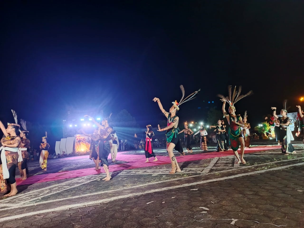 KESENIAN: Fashion show dan pagelaran seni tari &nbsp;di Bundaran Rusa Nanga Bulik, Sabtu (3/5) malam.