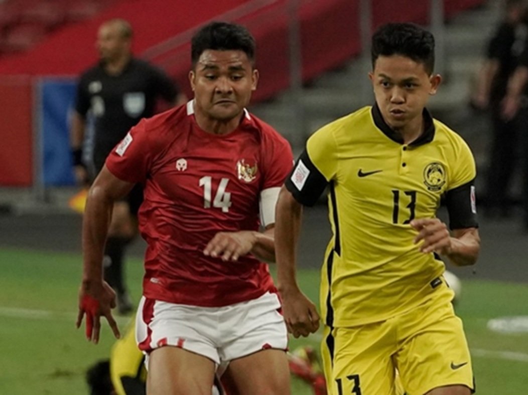 RIVAL: Pemain timnas Indonesia saat bertemu timnas Malaysia dalam AFC Cup.