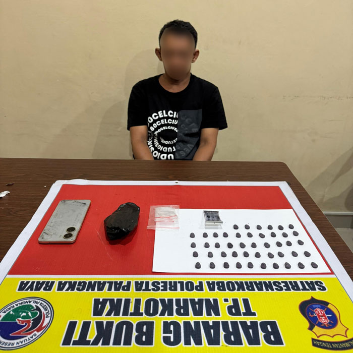 NARKOBA : Tersangka AH bersama barang bukti ekstasi diamankan di Mapolresta Palangka Raya, Polda Kalteng. IST/RADAR PALANGKA