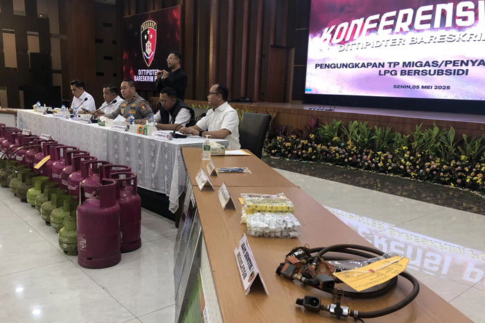 ELPIJI : Bareskrim Polri menunjukkan barang bukti pengungkapan kasus penyalahgunaan LPG bersubsidi pada Senin (5/5). (Syahrul Yunizar/JawaPos.com)