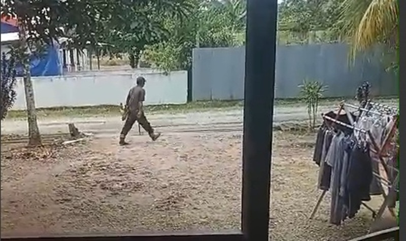 NGAMUK: Seorang laki-laki dewas tampak membawa parang dan membuat resah warga Nanga Bulik, Kabupaten Lamandau, Senin (5/5/2025) (Istimewa)