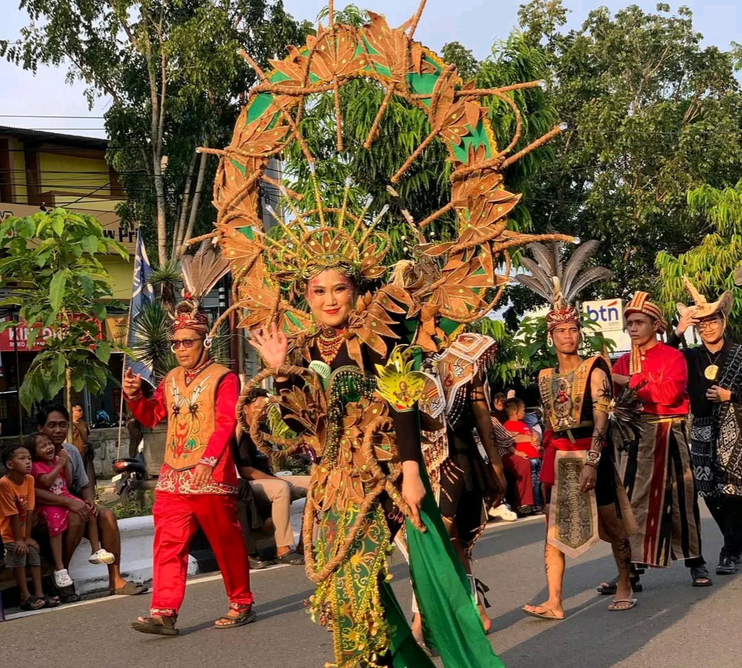 Salah satu peserta pawai menggunakan pakaian adat khas Dayak.