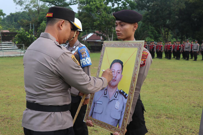PECAT : Kapolres Lamandau AKBP Joko Handono, SIK mencoret foto anggota Polri yang dipecat. RIA MEKAR ANGGREANI/RADAR SAMPIT