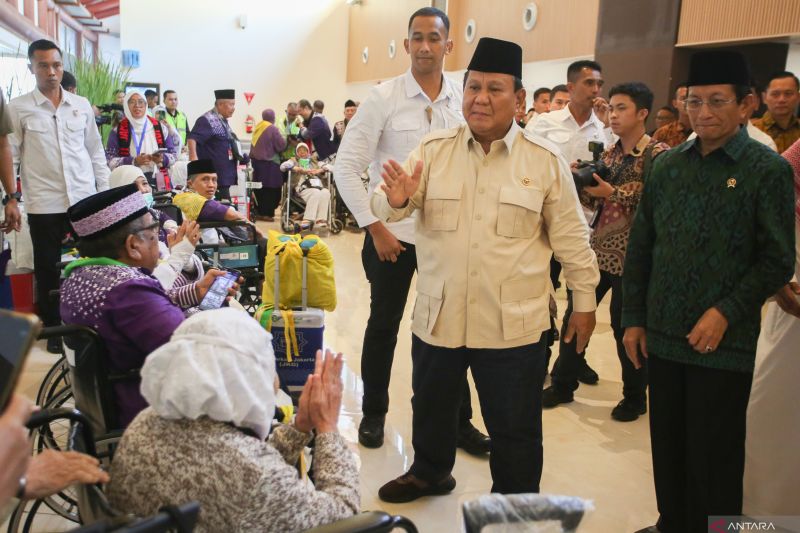 PERESMIAN: Presiden Prabowo Subianto menyapa jemaah calon haji usai meresmikan Terminal Khusus Haji dan Umrah, Minggu (4/5).