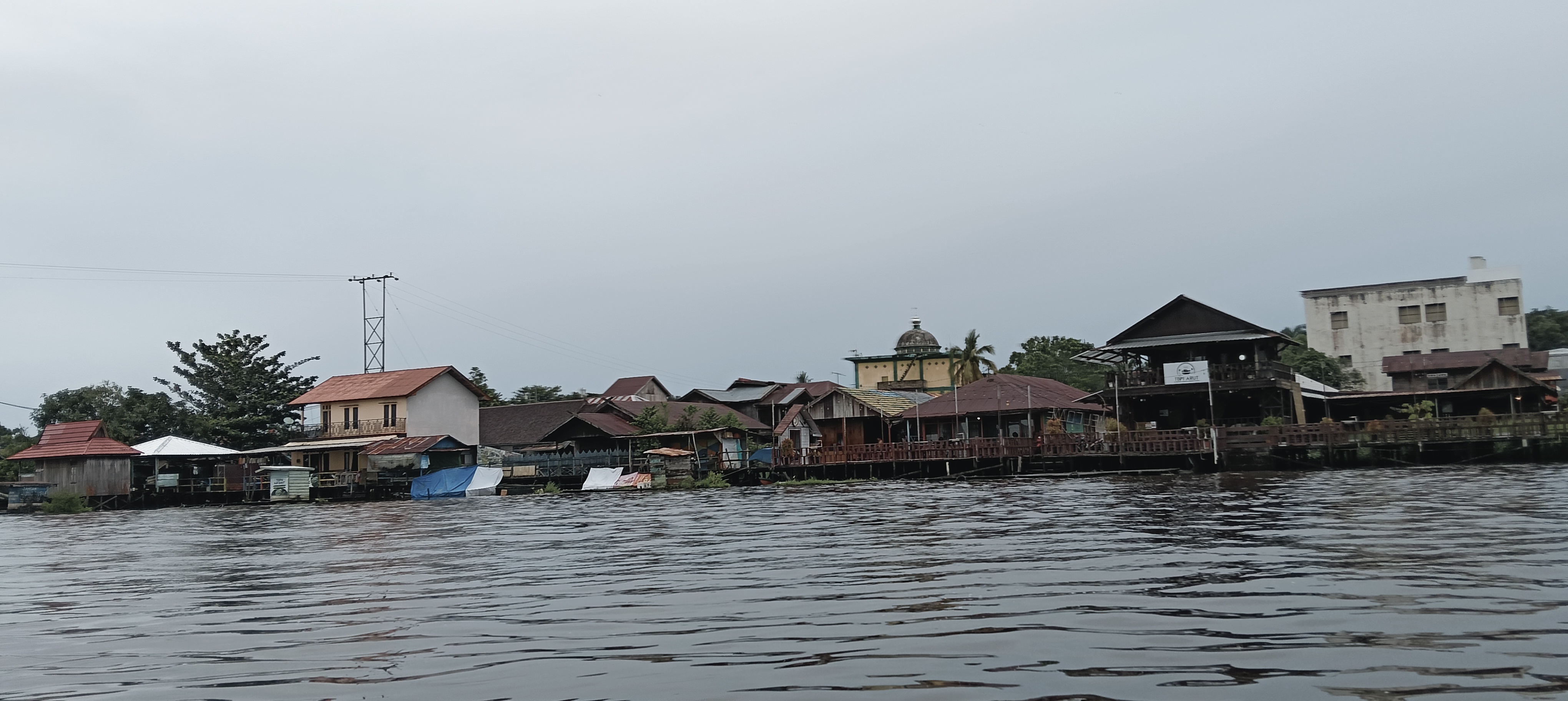 JALUR MALING: Daerah Aliran Sungai (DAS) Arut diduga dijadikan akses guna mengangkut hasil pencurian kelapa sawit menuju peron.SULISTYO/RADAR PANGKALAN BUN