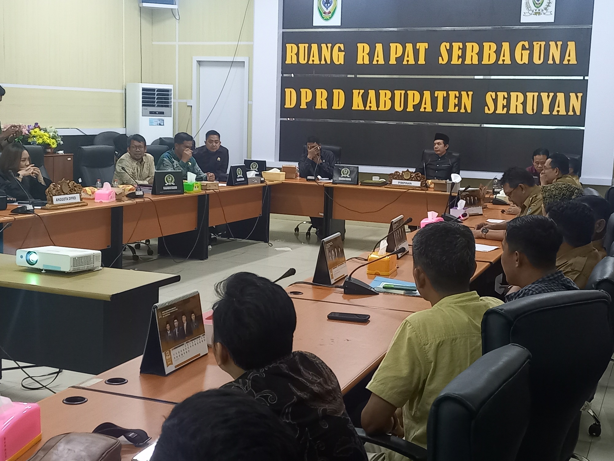 Rapat membahas PHK terhadap 2 karyawan di DPRD Seruyan, baru-baru tadi.