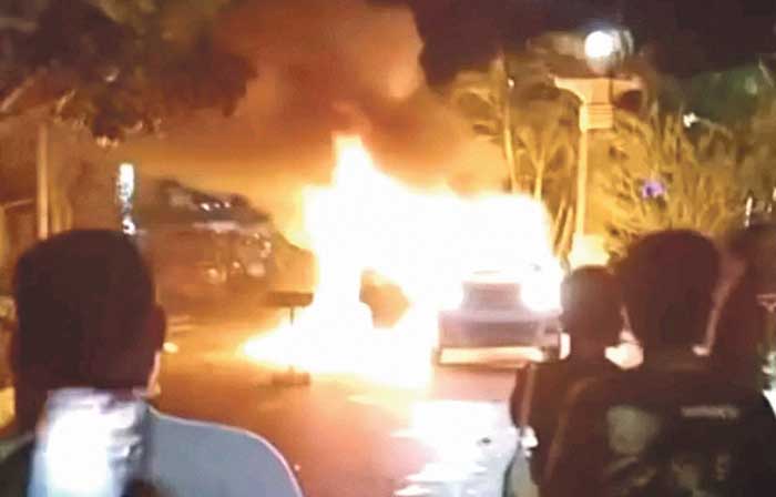 HEBOH: Mobil yang meledak tak jauh dari pelaksanaan Expo Kapuas Bersinar 2025 di Jalan Sudirman, Kuala Kapuas, Minggu (4/5) malam.ISTIMEWA/RADAR SAMPIT