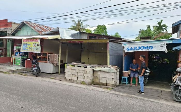 TUTUP : Warung nasi kuning di Jalan Suka Bumi, milik korban tutup setelah kasus pencurian, Selasa (6/5/2025) siang. FAHRY/RADAR SAMPIT