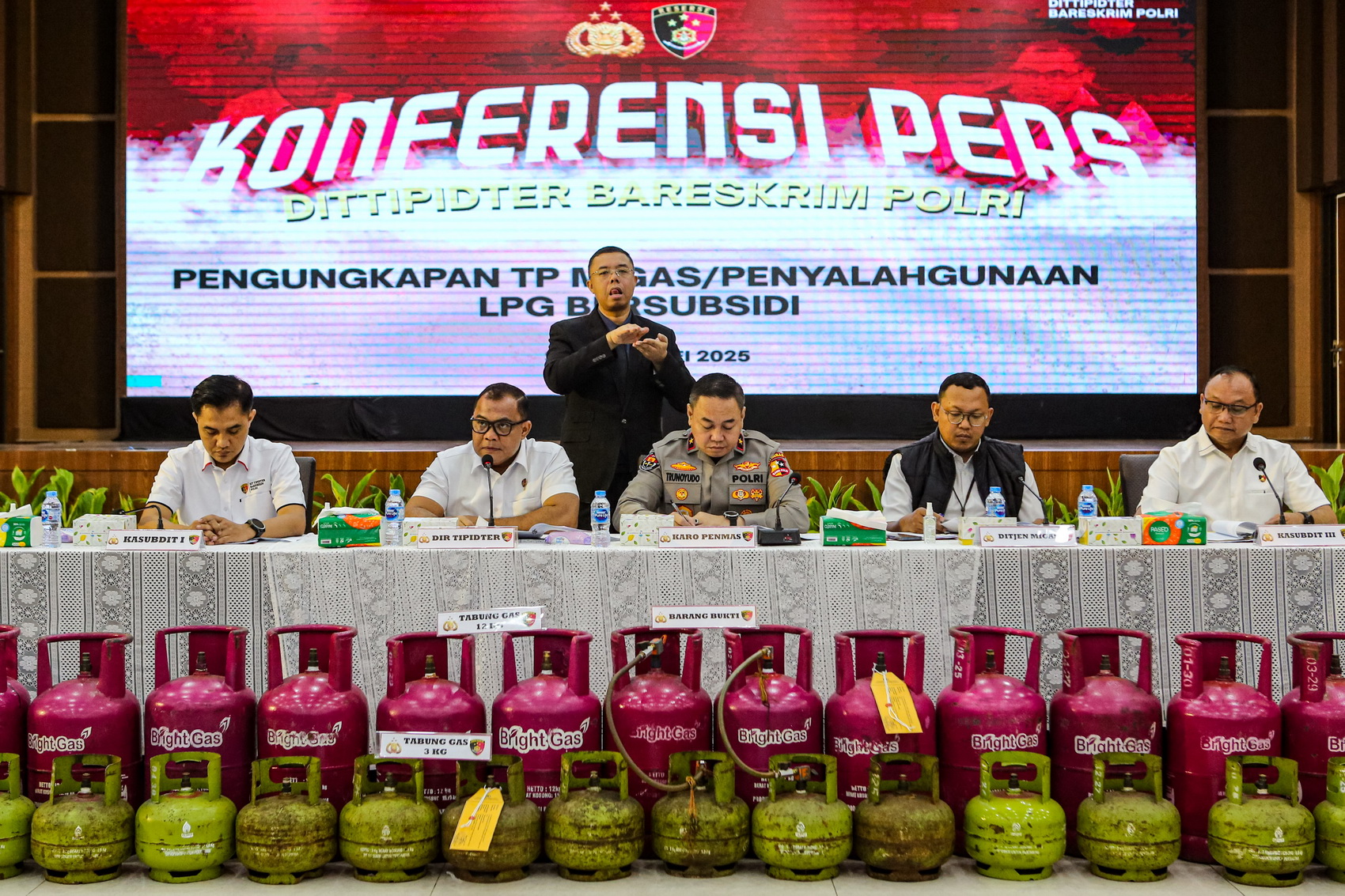 Dirtipidter Bareskrim Polri Brigjen Pol Nunung Syaifuddin (kedua kiri), didampingi Karo Penmas Div Humas Polri Brigjen Pol Trunoyudo Wisnu (ketiga kiri), dan Kasubdit I Dittipidter Bareskrim Polri Kombes Pol Setyo Heriyatno (kiri) menyampaikan keterangan