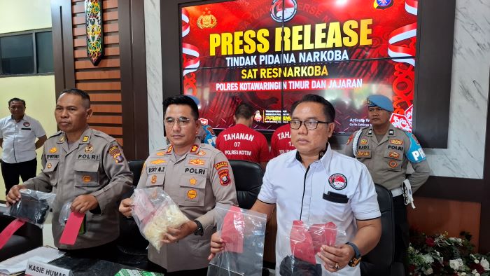 NARKOBA : Kapolres Kotim AKBP Resky Maulana Zulkarnain (tengah) saat menunjukan barang bukti sabu seberat setengah kilogram, Rabu (7/5/2025) siang. FAHRY/RADAR SAMPIT
